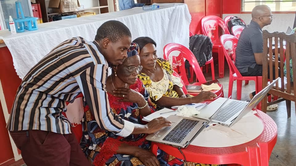 Une formatrice d'ICT4D-DRC accompagne des utilisatrices sur OpenClinic GA à l'HGR de Budjala