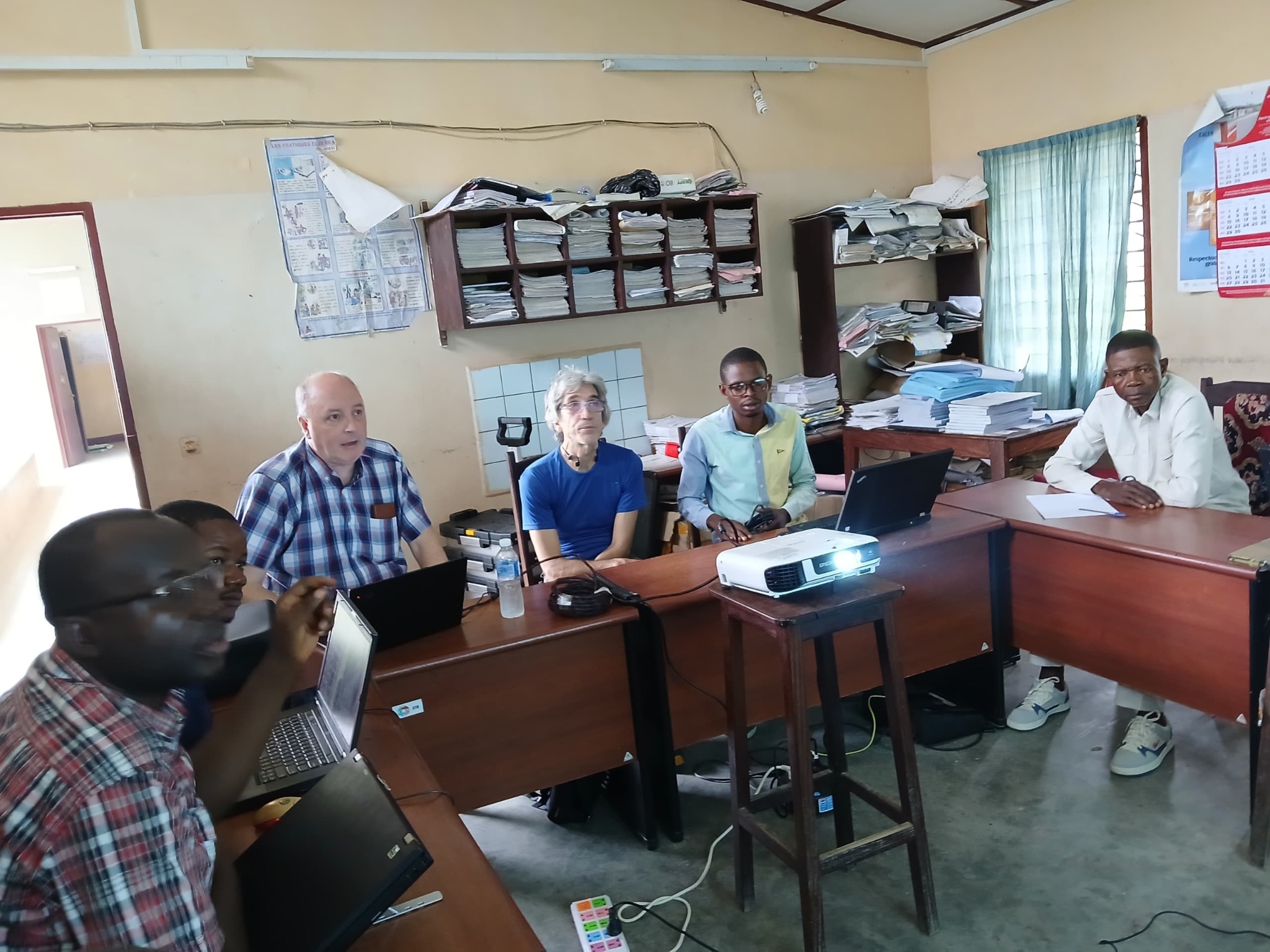 Séance de travail de l'équipe ICT4D-DRC avec le personnel d'un hôpital