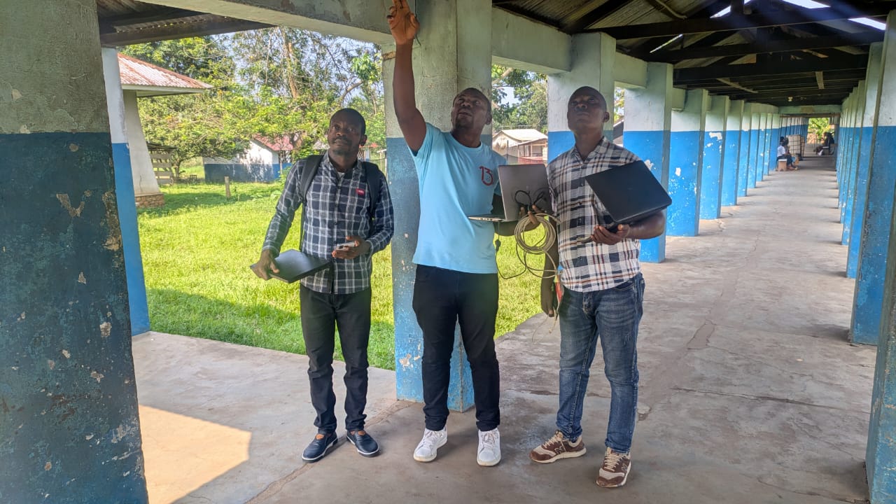 Équipe ICT4D-DRC en visite dans la cour d'un hôpital