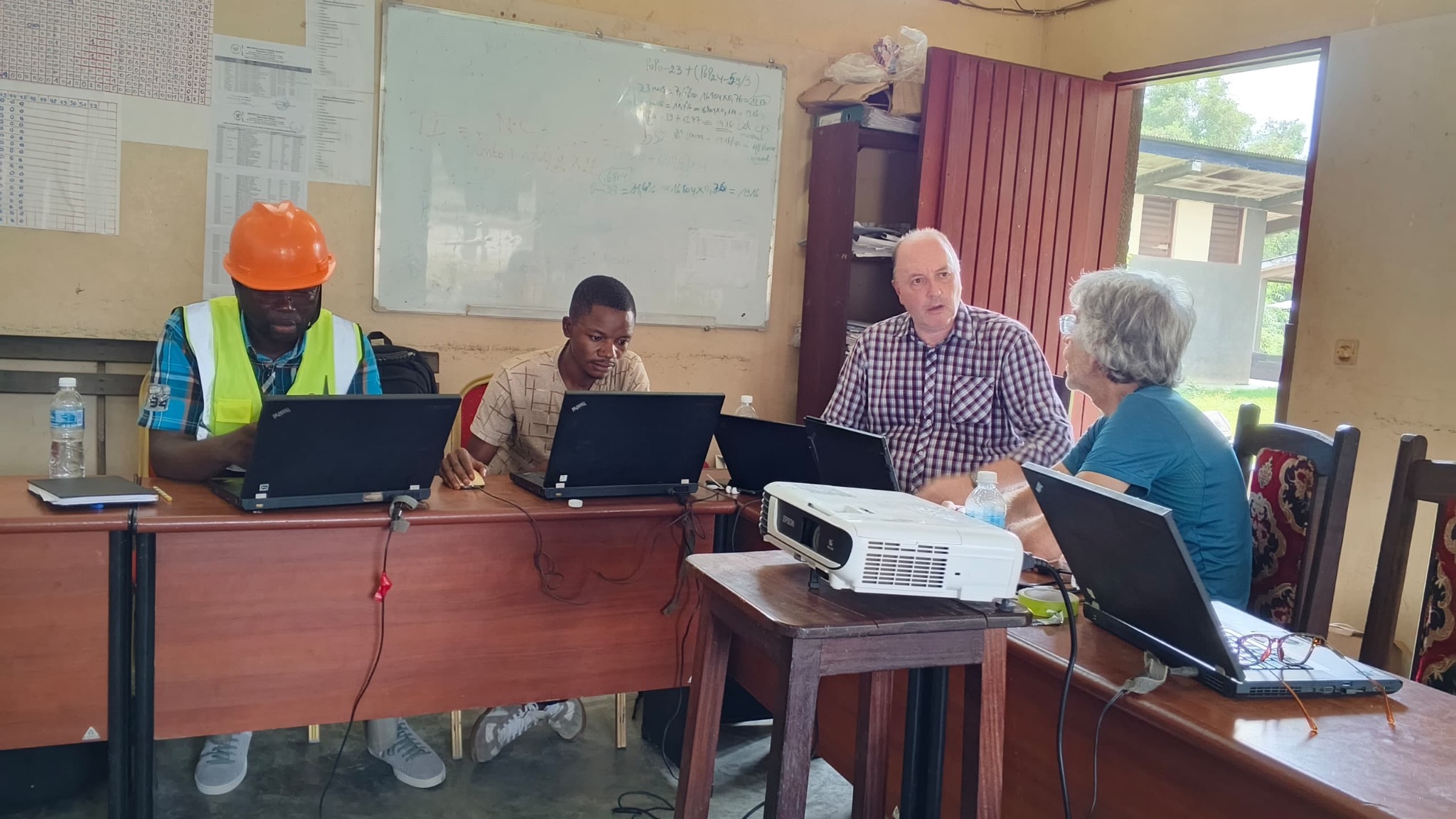 Le Pr Frank Verbeke et l'équipe ICT4D-DRC pendant l'installation d'OpenClinic GA à l'HGR de Bwamanda